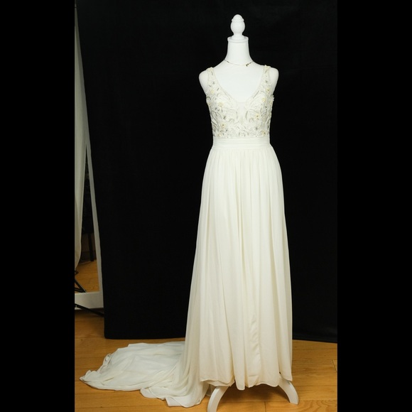 Preowned ivory and sand wedding gown dress. Size S. Very high quality. Size S - Picture 4 of 8